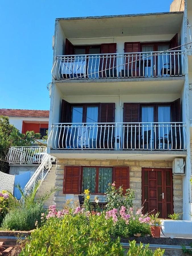 Apartmani I & J Seric Seget Vranjica Exteriör bild
