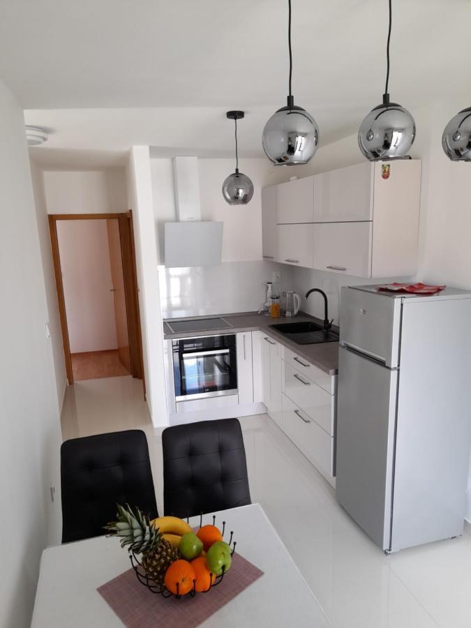 Apartmani I & J Seric Seget Vranjica Exteriör bild