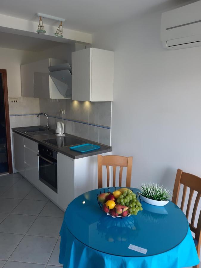 Apartmani I & J Seric Seget Vranjica Exteriör bild