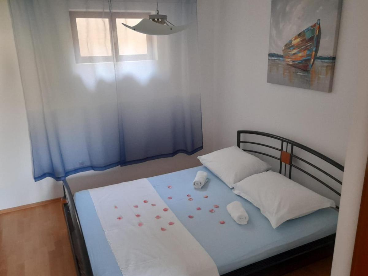 Apartmani I & J Seric Seget Vranjica Exteriör bild