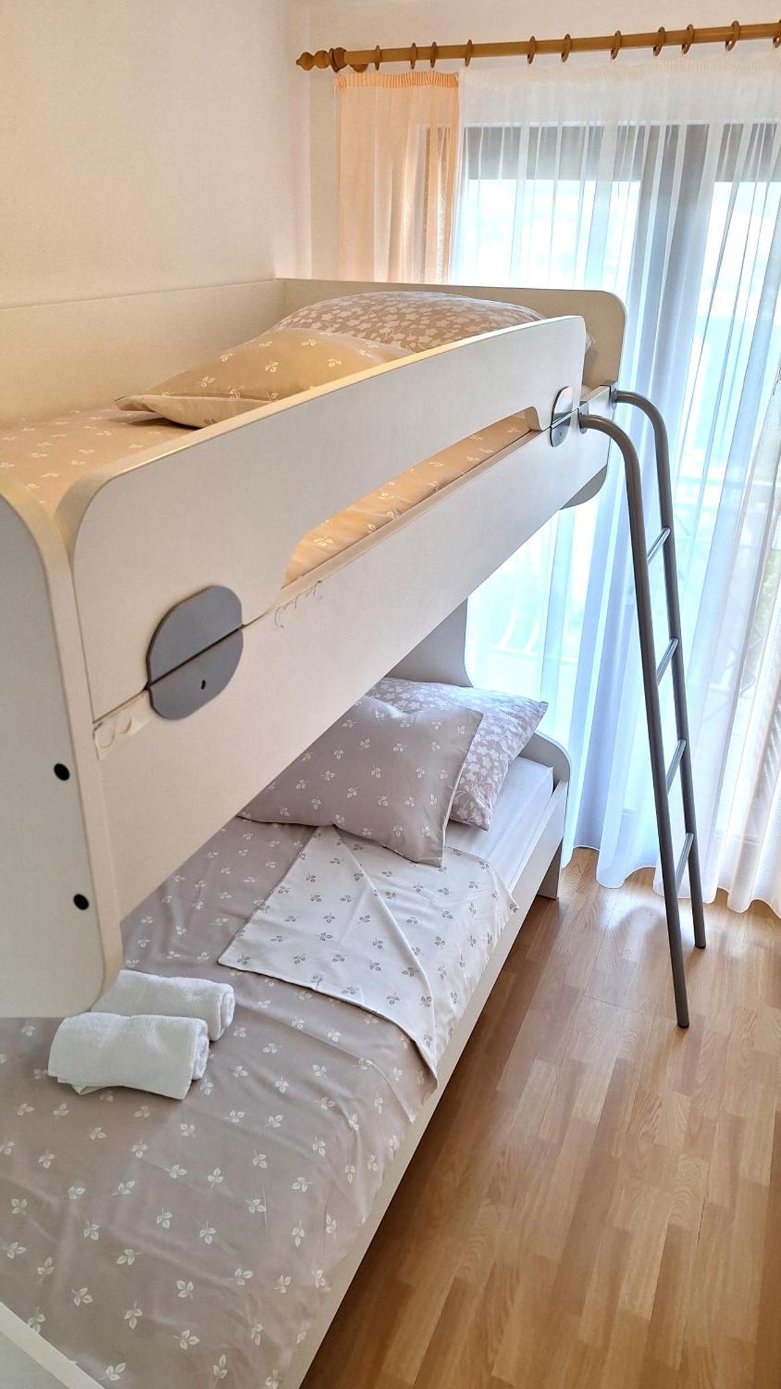 Apartmani I & J Seric Seget Vranjica Exteriör bild