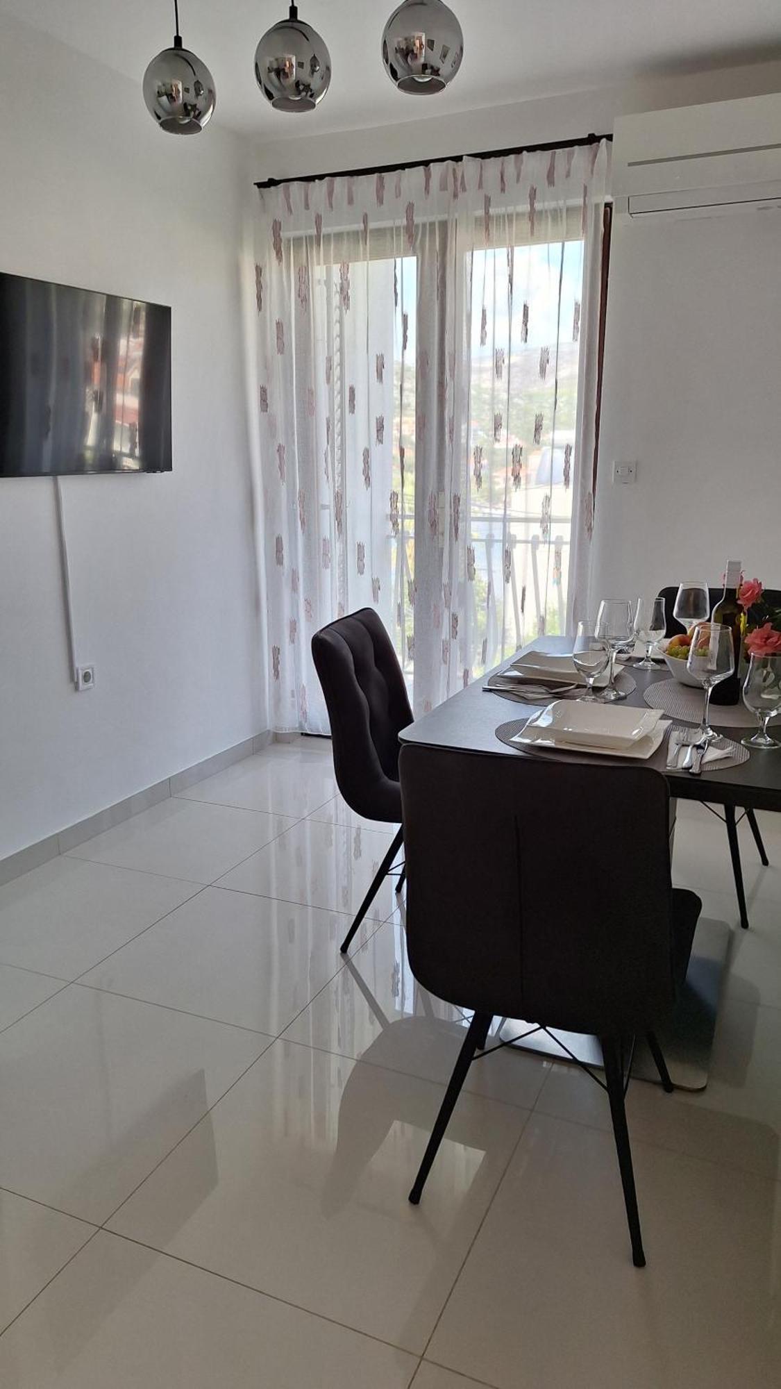Apartmani I & J Seric Seget Vranjica Exteriör bild