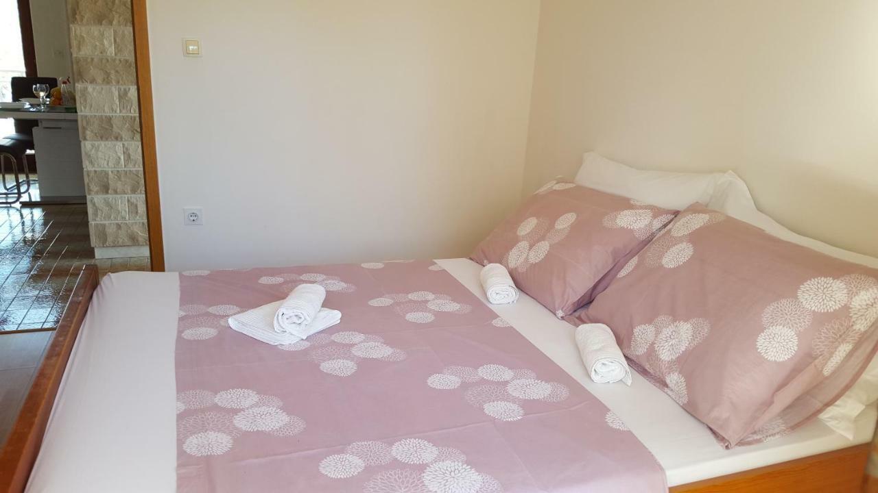 Apartmani I & J Seric Seget Vranjica Exteriör bild