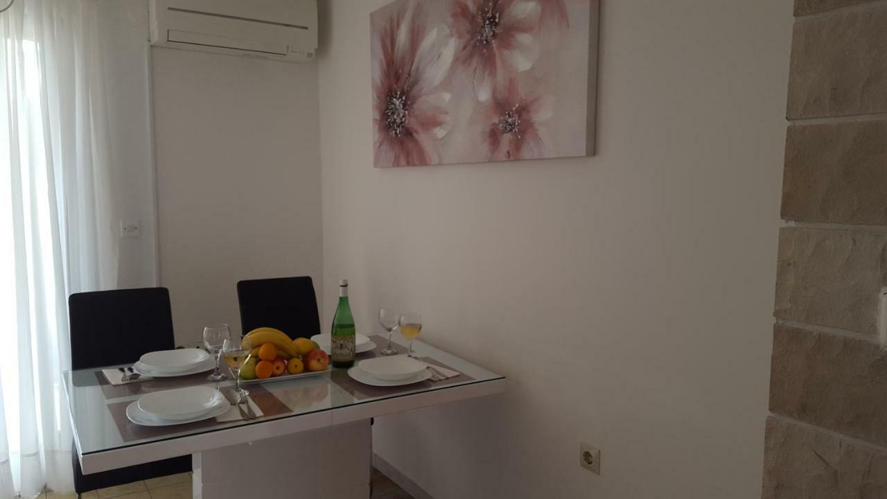 Apartmani I & J Seric Seget Vranjica Exteriör bild