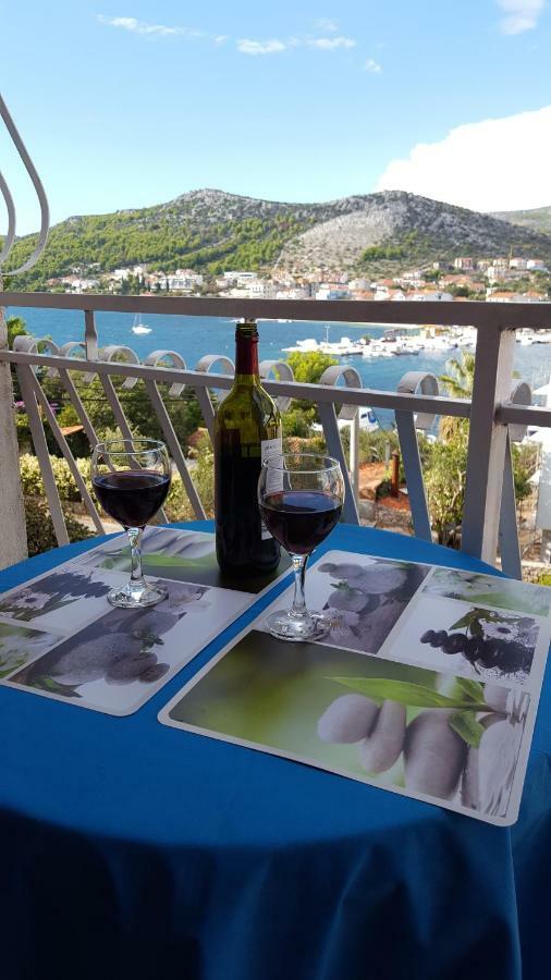 Apartmani I & J Seric Seget Vranjica Exteriör bild